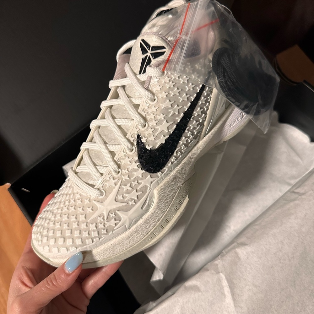 Nike Women's Cream and Black Athletic Shoes